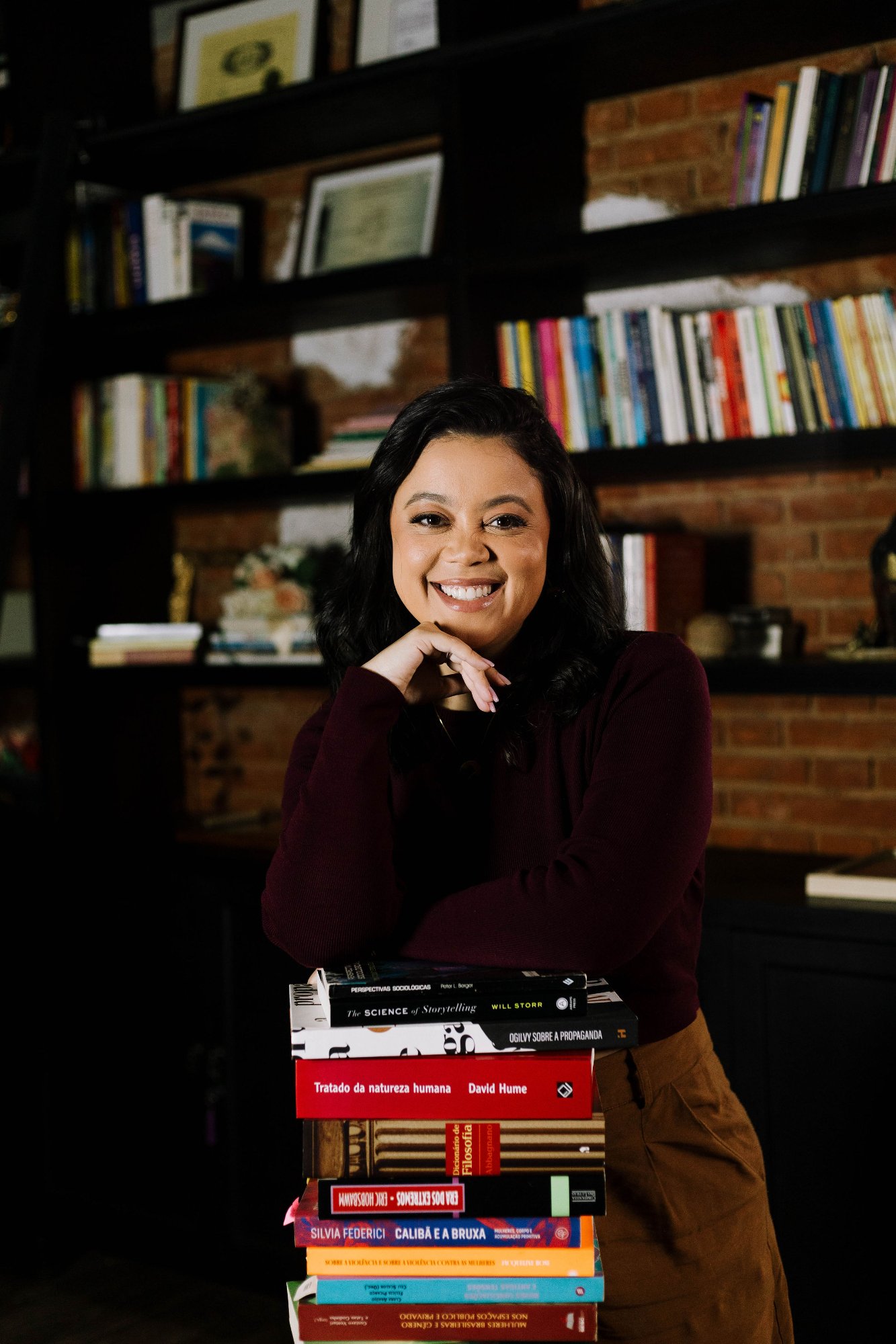 Fernanda Leal com livros